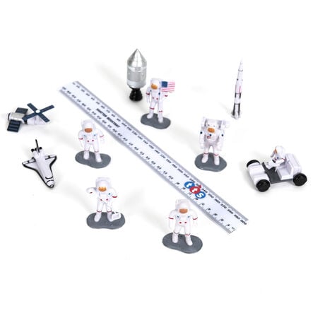 Small World Lunar Space Characters 11pcs  hi\-res