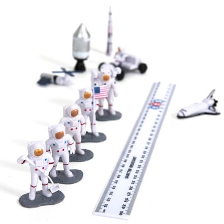 Small World Lunar Space Characters 11pcs  hi\-res