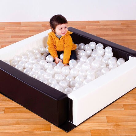 Black and White Ball Pool with 250 Balls  hi\-res