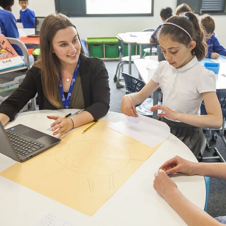 Circular Collaboration Table Writeable  hi\-res